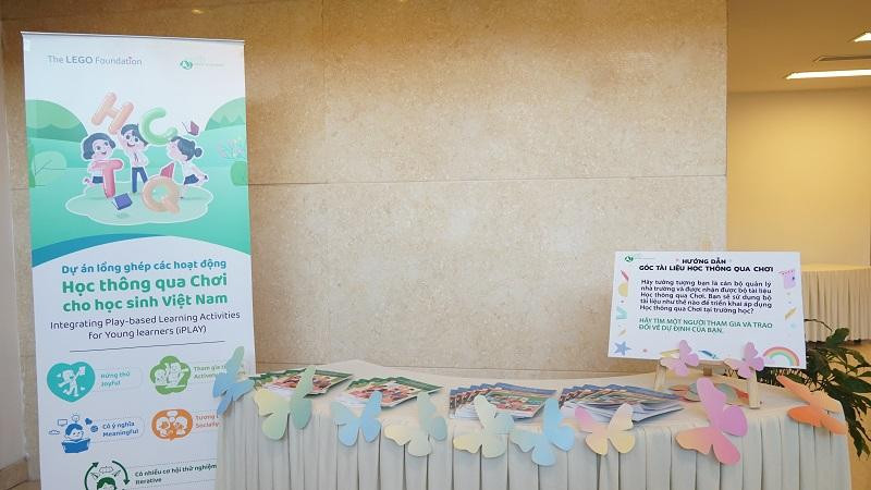 Khu trưng bày sản phẩm Dự án &quot;Học thông qua chơi&quot;.