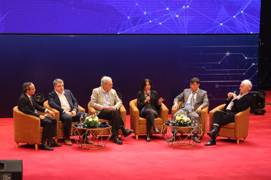 Chương trình giao lưu nằm trong chuỗi sự kiện Lễ trao giải VinFuture lần thứ II