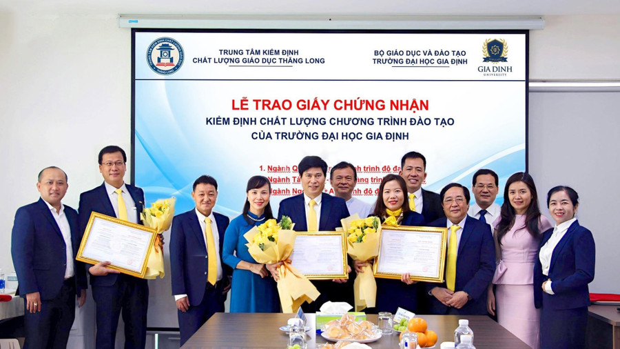 Đại diện 3 ngành đạt chuẩn kiểm định của Trường ĐH Gia Định nhận giấy chứng nhận