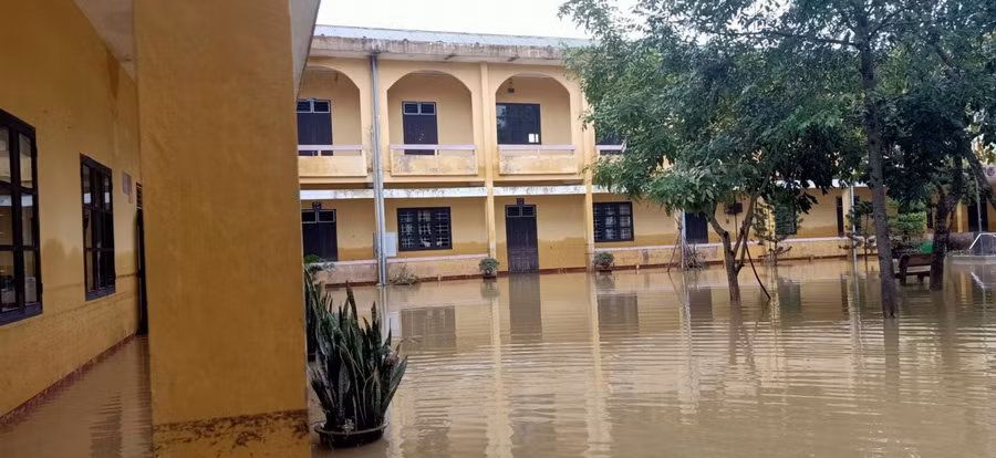 Giáo viên Thừa Thiên Huế dọn dẹp bùn đất đón học sinh trở lại trường ảnh 1