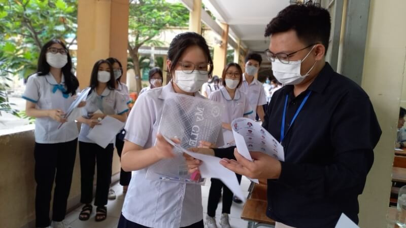 Thí sinh làm thủ tục điểm danh, kiểm tra thông tin. Thí sinh làm thủ tục điểm danh, kiểm tra thông tin.