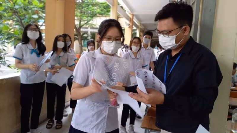 Thí sinh làm thủ tục điểm danh, kiểm tra thông tin.