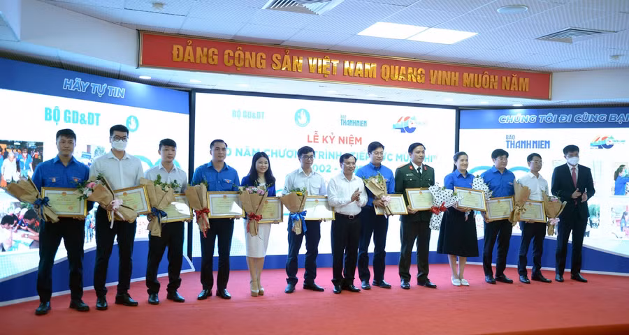 Trao Bằng khen của Bộ Giáo dục và Đào tạo tặng 16 tập thể, 2 cá nhân.