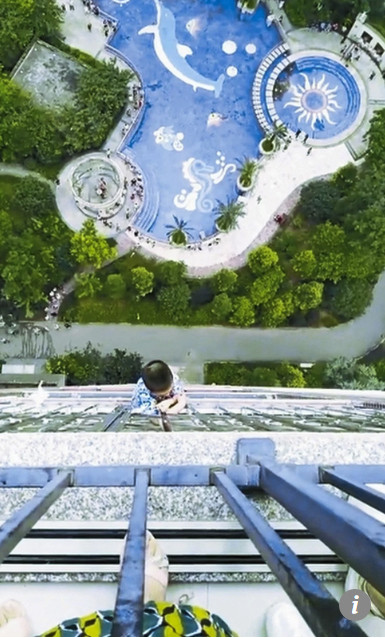 Em bé rơi từ tầng 20, và một cách thần kỳ đã tóm chặt được song sắt của ban công tầng 19. Ảnh: scmp.