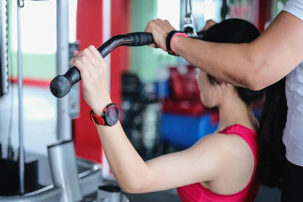 Huấn luyện viên ảo theo dõi sức khỏe cho người tập gym