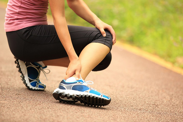 Bạn dễ gặp những chấn thương như trật mắt cá chân, căng cơ, trẹo chân, ngã... khi mang một đôi giày chạy không phù hợp. Ảnh:BR