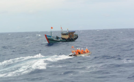 Đà Nẵng: Ngư dân bị nhồi máu não ngoài khơi được đưa về bờ cấp cứu kịp thời