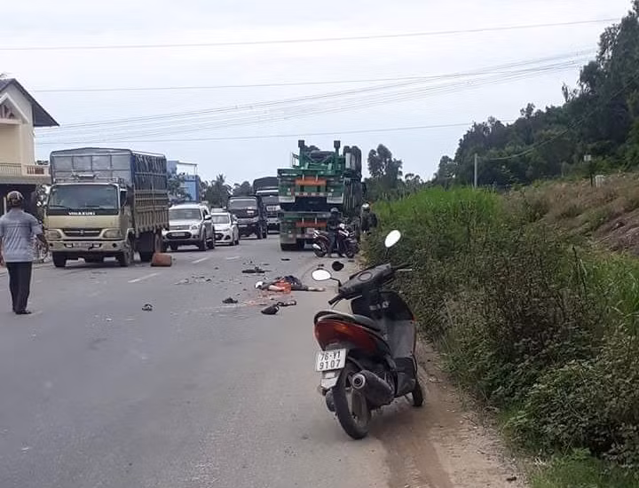 Hiện trường vụ tai nạn khiến 2 vợ chồng trẻ chết thảm. 