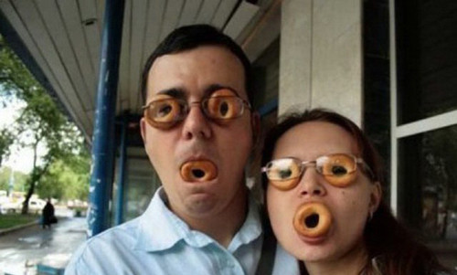 Ăn bánh thế này mới chất.