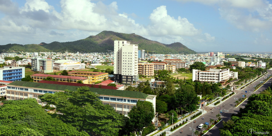 Trường ĐH Quy Nhơn nằm bên bờ biển đẹp, quanh năm nắng ấm.