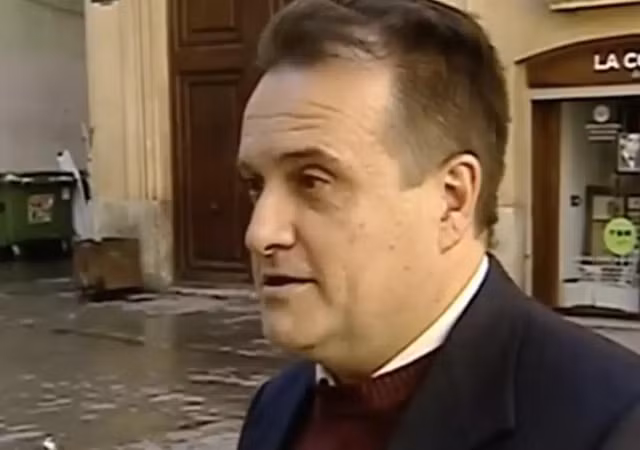 Carles Recio bị đuổi việc sau 10 năm trốn việc