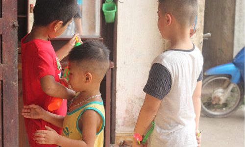 Hải (áo đỏ) đang chơi cùng em trai ruột và Minh tại nhà mẹ đẻ chị Hương. Ảnh: MT.