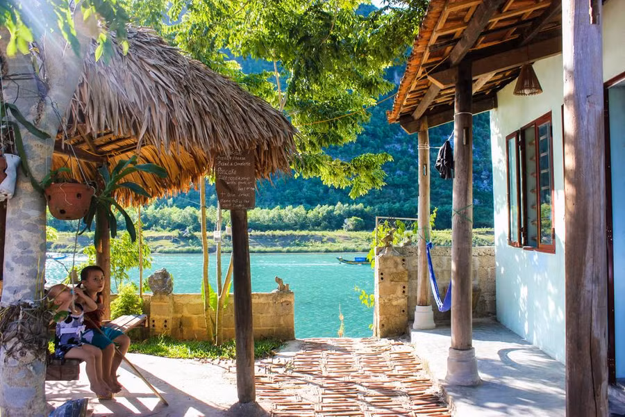 Gần homestay là những dòng sông xanh mát thuận tiện cho du khách thỏa thích bơi lội và tắm nắng