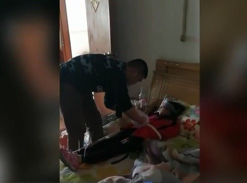 Bé gái bị kẻ bắt cóc cho ngửi khăn tẩm thuốc mê ảnh 2 Cháu bé được giải cứu.