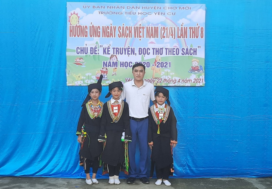 24 năm gắn bó với vùng cao, thầy Ly vui mừng khi học trò dần khôn lớn và trưởng thành.