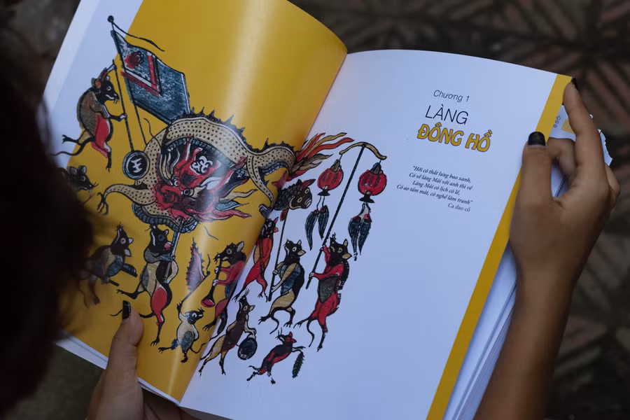 Cuốn sách "Dòng tranh dân gian Đông Hồ" có nhiều bức ảnh đẹp về tranh Đông Hồ.