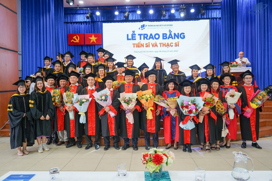 Các tân tiến sĩ và thạc sĩ chụp hình kỉ niệm cùng Ban giám hiệu, trưởng các khoa của Nhà trường