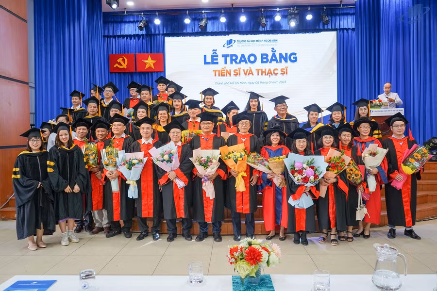 Các tân tiến sĩ và thạc sĩ chụp hình kỉ niệm cùng Ban giám hiệu, trưởng các khoa của Nhà trường