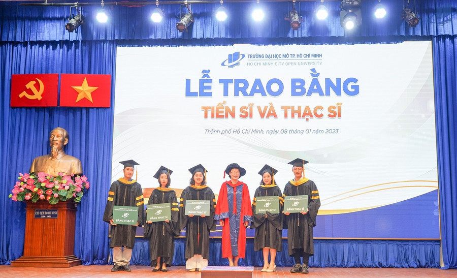 Các tân thạc sĩ nhận bằng tốt nghiệp