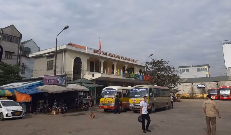 ở Giao thông Vận tải tỉnh Hòa Bình đã tạm dừng hoạt động vận tải hành khách từ Hòa Bình đi, đến TP Hà Nội và ngược lại kể từ 8h00" ngày 24/7.