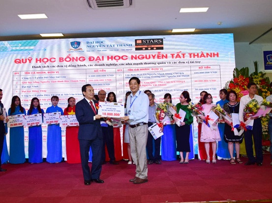 PGS.TS Nguyễn Mạnh Hùng- Hiệu trưởng Trường ĐH Nguyễn Tất Thành nhận tài trợ học bổng cho quỹ học bổng Nguyễn Tất Thành từ một mạnh thường quân