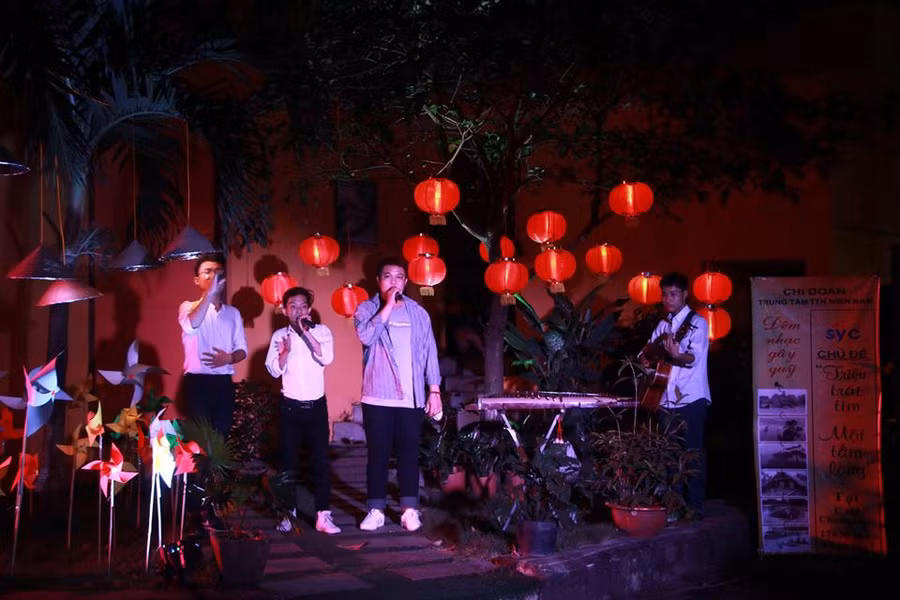 Đêm văn nghệ gây quỹ cho chương trình “Kết nối trái tim tình nguyện 2017” do Đoàn cơ sở phía Nam-Cơ quan Trung ương Đoàn tổ chức trước khi chương trình “Kết nối trái tim tình nguyện 2017” diễn ra