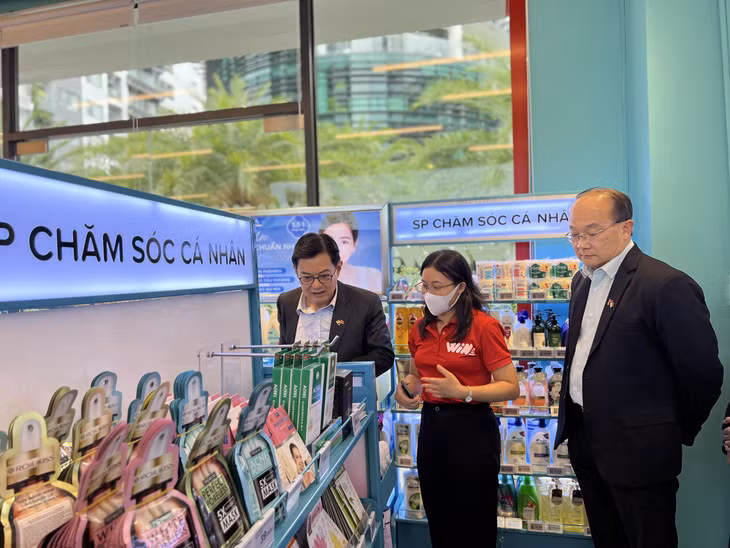 Phó thủ tướng Singapore Heng Swee Keat thăm cửa hàng WIN tại chung cư New City, phường Bình Khánh, TP Thủ Đức, TPHCM