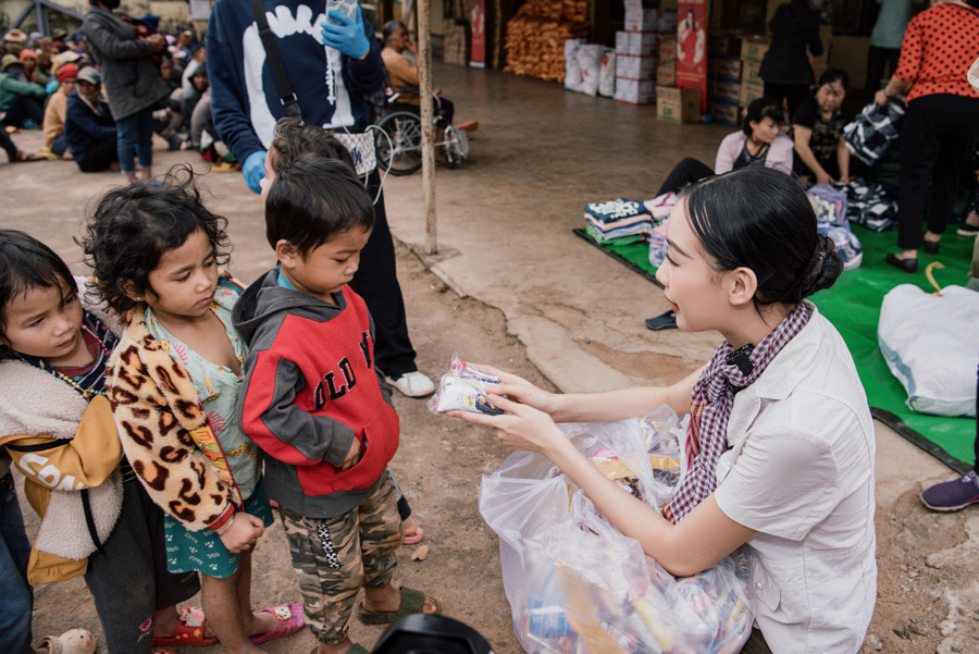 Cách nàng hậu đến từ Cần Thơ ân cần trao đi những món quà cho bà con làng phong cảm nhận được sự yêu thương, nhiệt huyết của cô nàng.