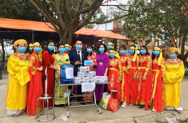 Phát khẩu trang miễn phí tại lễ hội cổ truyền phường Phú Lương (quận Hà Đông, Hà Nội).