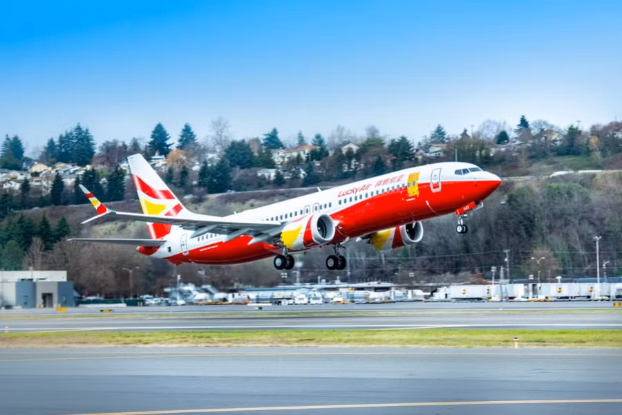 Chuyến bay của hãng hàng không Lucky Air bị hoãn 2 giờ vì sự cố ném đồng xu vào máy bay.