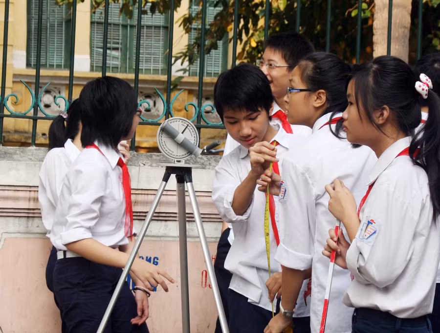 HS THCS thích thú với tiết thực hành ngoài trời. Ảnh: Quý Trung