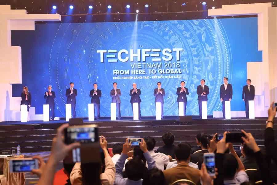 Thủ tướng Nguyễn Xuân Phúc cùng các lãnh đạo Bộ, Ngành, địa phương bấm nút khai mạc Ngày hội.