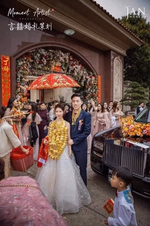 Khổ thân cô dâu, lấy chồng là một gánh nặng.