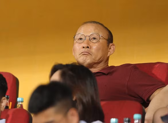 HLV trưởng đội tuyển VN Park Hang Seo có mặt trên khán đài theo dõi trận đấu