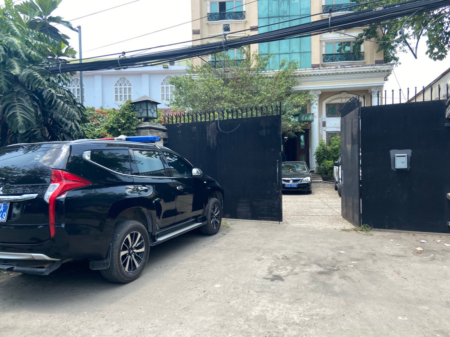 Công an TPHCM khám xét tòa nhà ở quận Bình Thạnh. Ảnh: Minh Mẫn.