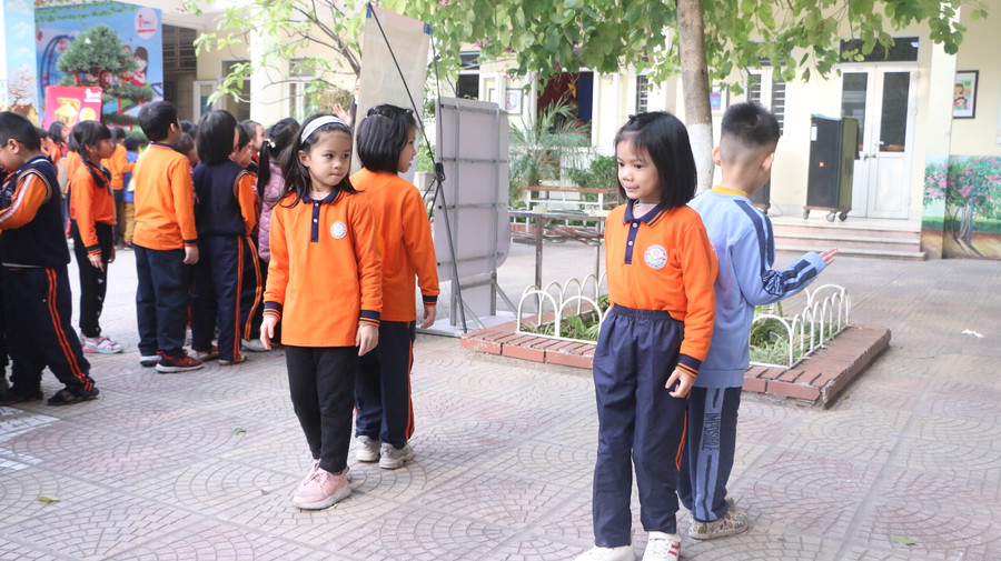 Học sinh được chơi "Kẹp bóng", nếu trong quá trình di chuyển mà bóng không bị rơi thì khi đến đích nhận câu hỏi bằng tiếng Anh, mỗi câu trả lời đúng đều được tặng 1 sticker để đổi quà. Học sinh được chơi "Kẹp bóng", nếu trong quá trình di chuyển mà bóng không bị rơi thì khi đến đích nhận câu hỏi bằng tiếng Anh, mỗi câu trả lời đúng đều được tặng 1 sticker để đổi quà.