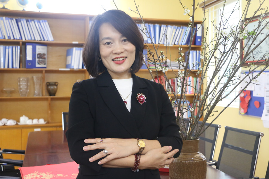 Cô Giang Thanh Thủy - Hiệu trưởng Trường Tiểu học Trung Văn nhấn mạnh tới tầm quan trọng của kỹ năng Tiếng Anh cho trẻ. Cô Giang Thanh Thủy - Hiệu trưởng Trường Tiểu học Trung Văn nhấn mạnh tới tầm quan trọng của kỹ năng Tiếng Anh cho trẻ.