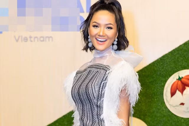 H’Hen Niê bị chê bai gương mặt ngày càng đơ cứng như phẫu thuật thẩm mỹ hỏng.