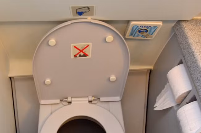 Lý do không nên ngồi yên một chỗ trong suốt chuyến bay ảnh 3 Đừng bao giờ ngồi yên một chỗ trong suốt chuyến bay - 2