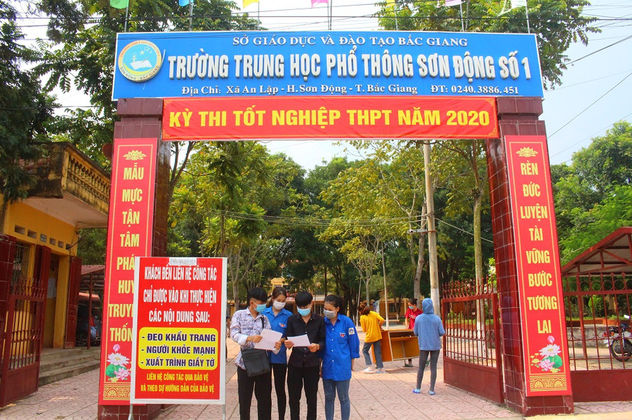 Thí sinh Bắc Giang tại điểm thi Trường THPT Sơn Động số 1 tự tin bước vào kỳ thi.