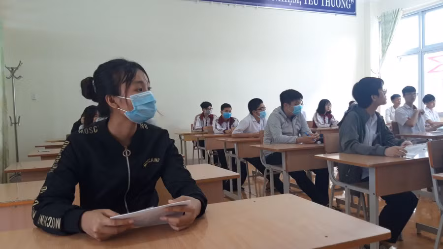 Thí sinh đến làm thủ tục dự thi tốt nghiệp THPT đợt 2 tại Đắk Lắk.