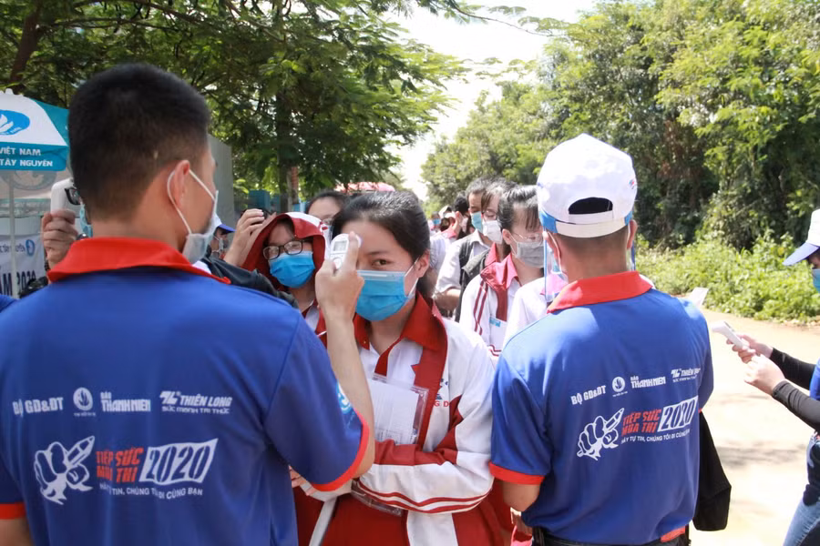 Các thí sinh đến làm thủ tục dự thi được kiểm tra thân nhiệt, sát khuẩn kĩ lưỡng.