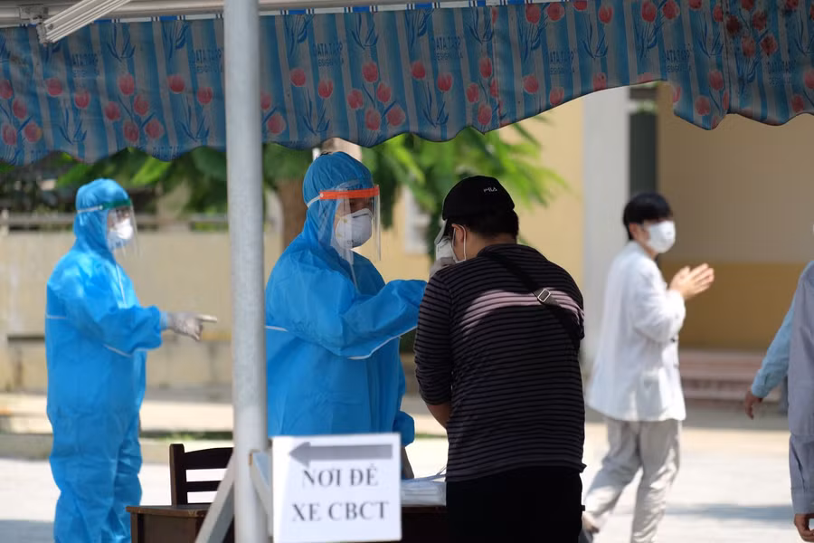 Các thí sinh được đo thân nhiệt.