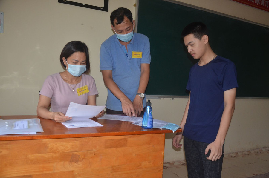 Thí sinh làm thủ tục dự thi