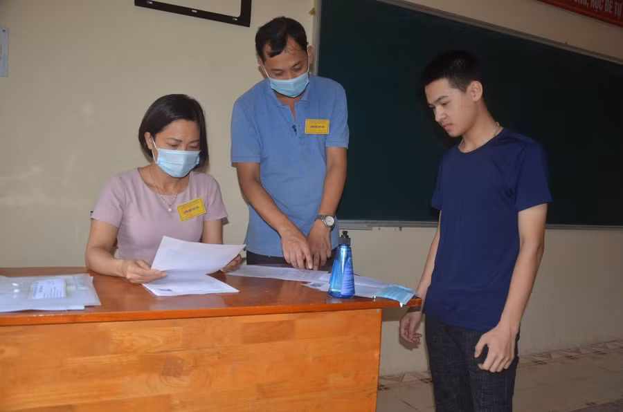 Thí sinh làm thủ tục dự thi