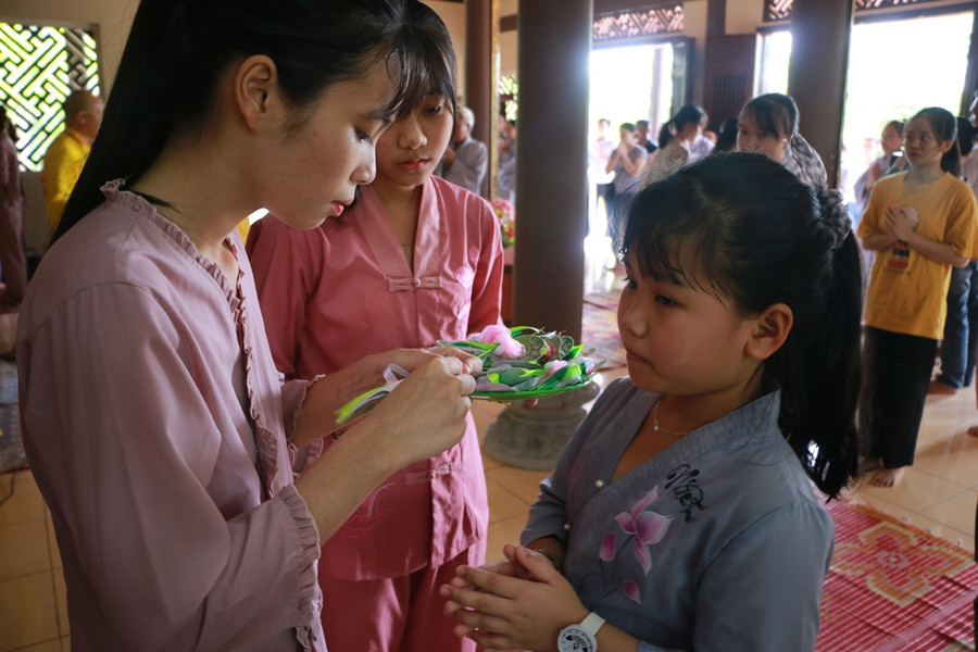 Nâng niu cài nhành hoa lên áo, nhiều người vui sướng, hạnh phúc với đóa hồng đỏ vì bên mình còn cha mẹ; cũng có những người lại ngậm ngùi nhòa lệ cài bông màu hồng màu trắng bởi cha mẹ đã qua đời.