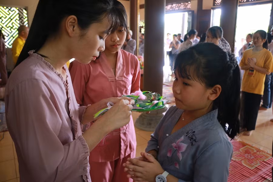 Nâng niu cài nhành hoa lên áo, nhiều người vui sướng, hạnh phúc với đóa hồng đỏ vì bên mình còn cha mẹ; cũng có những người lại ngậm ngùi nhòa lệ cài bông màu hồng màu trắng bởi cha mẹ đã qua đời.