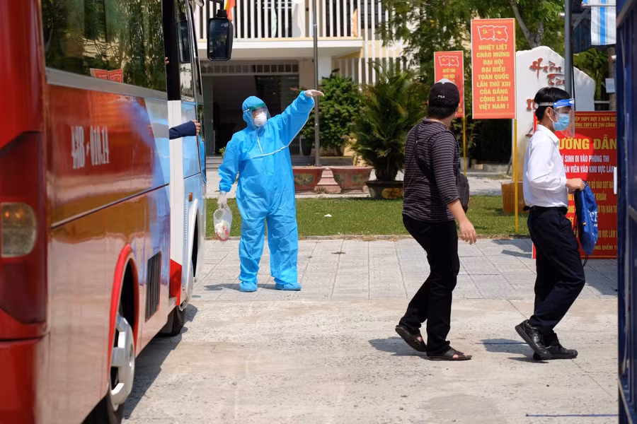 Các thí sinh xuống xe để vào điểm thi trường THPT Võ Chí Công.