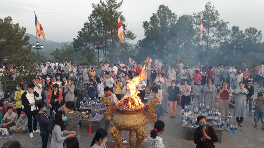 Những ngày này, nhiều ngôi chùa tại Cố đô Huế lại thu hút đông đảo Phật tử đến trong ngày lễ Vu Lan …Là một ngày có ý nghĩa rất quan trọng trong đời sống tâm linh của người Việt, đây là ngày báo hiếu, nhắc nhở các thế hệ con cháu nhớ tới công ơn sinh thành dưỡng dục của cha mẹ, ông bà, tổ tiên cũng như những thế hệ người đi trước.