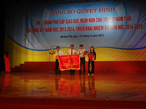 Ông Nguyễn Bá Minh - Vụ trưởng Vụ GDMN (Bộ GD&ĐT) trao Quyết định và tặng Cờ công nhận tỉnh Quảng Trị hoàn thành phổ cập GDMN cho trẻ 5 tuổi của Bộ GD&ĐT